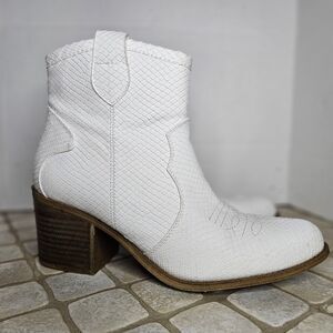 Dirty Laundry Unite White Snakeskin Ankle Short Cowgirl Western Booties Size 9.5